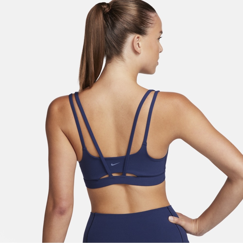 Nike Zenvy strappy sports bra